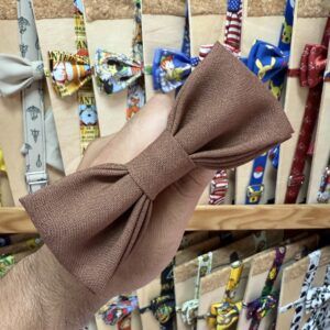 1. Lazo de tela marrón en capucha, accesorios para moda y estilo juvenil.