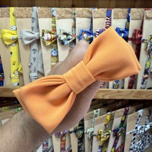 Tocado de lazo naranja de tela suave y elegante para accesorios de moda.
