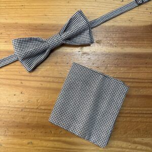 Corbatín y pañuelo de hilo en estampado houndstooth negro y blanco para ocasiones elegantes.