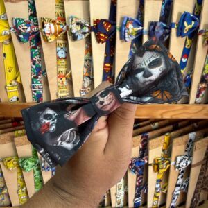 Diadema de tela con motivos inspirados en Día de Muertos y personajes de superhéroes. Accesorio divertido y original para niños y adultos.