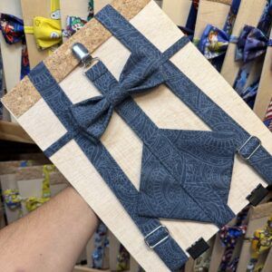 1. Corbata con pajarita de diseño azul oscuro y patrones geométricos para accesorios de moda.