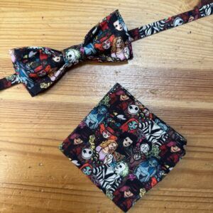 Colorido lazo y tarjetero con personajes de película de fantasía, accesorios únicos y originales.