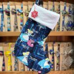 Bota de Navidad con capucha de peluche y estampado de Alicia en el País de las Maravillas.