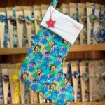 1. Calcetín navideño con diseño de personajes de Disney, Stitch y Lilo, colorido y festivo.