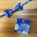 2. Producto de estilo clásico con pañuelo y corbata a juego con estampado de Van Gogh.