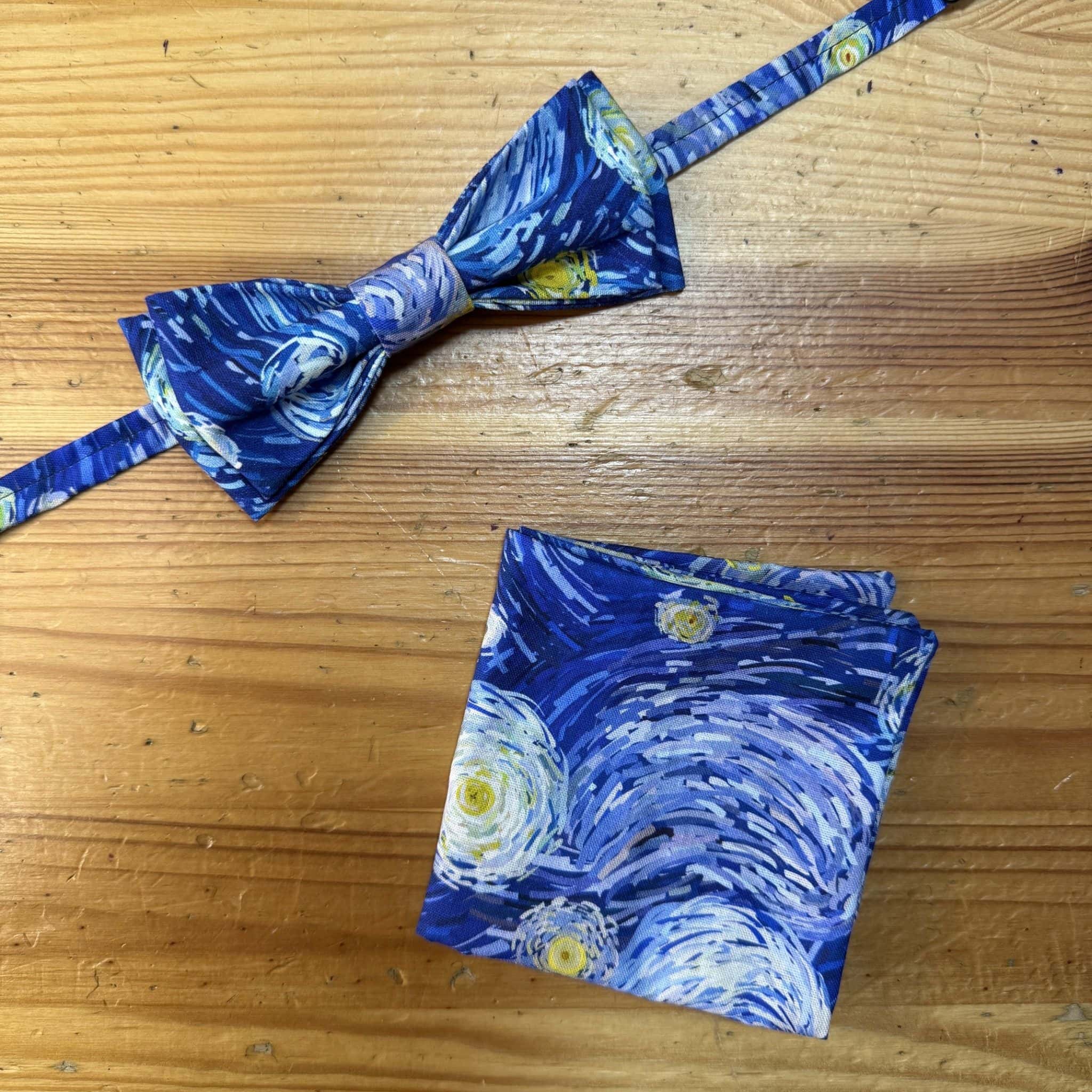 2. Producto de estilo clásico con pañuelo y corbata a juego con estampado de Van Gogh.