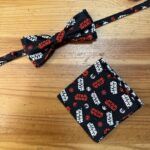 Complemento para niños con estampado de Star Wars hecho a mano, ideal para pasos de bebé y accesorios personalizados.