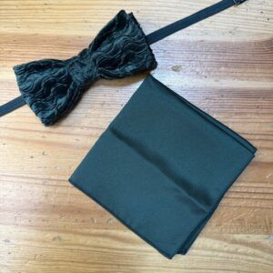 Alto filtro de lazo negro con flor de terciopelo para accesorios de moda elegante.
