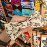 Tocado scrunchie con estampado de perros pequeños en tonos neutros, ideal para accesorios de moda y cabello.