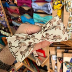 Tocado scrunchie con estampado de perros pequeños en tonos neutros, ideal para accesorios de moda y cabello.