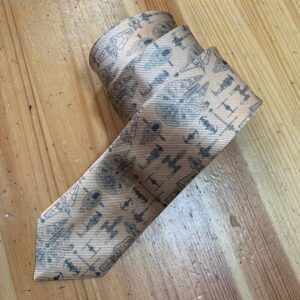 Tira de cinta decorativa con impresiones de iconos y textos vintage, ideal para manualidades y decoración.