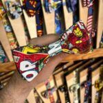 Bandana infantil con estampado de superhéroes, ideal para niños y coleccionistas de cómics.