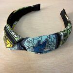 Diadema de tela con diseño colorido y estampado floral, para complementar tu estilo.