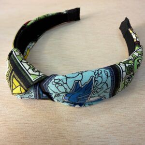 Diadema de tela con diseño colorido y estampado floral, para complementar tu estilo.