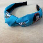 Diadema para mujer con diseño divertido de Javier y la Bruja, perfecta para accesorios de moda en España.