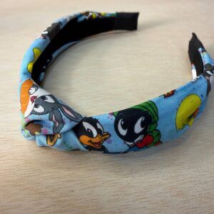 Colorido diadema con personajes de Disney, ideal para niños y adolescentes.