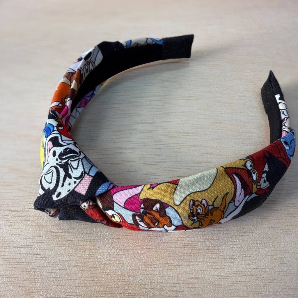 Colorido diadema con personajes de Disney, ideal para complementos de moda y estilo infantil.