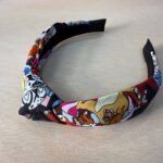 Colorido diadema con personajes de Disney, ideal para complementos de moda y estilo infantil.