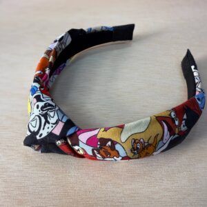 Colorido diadema con personajes de Disney, ideal para complementos de moda y estilo infantil.
