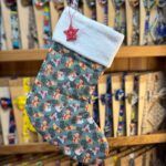 Cesta de Navidad con calcetín decorativo de peluche y motivos festivos navideños en la tienda Carmenatis.