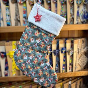 Cesta de Navidad con calcetín decorativo de peluche y motivos festivos navideños en la tienda Carmenatis.