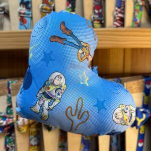 Sombrero infantil con temática de Toy Story, color azul y personajes de la película.