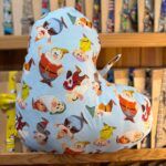 Colorida gorra infantil con personajes de Disney en fondo azul.