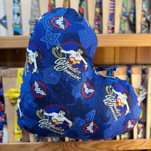 1. Gorra infantil Wonder Woman con diseño de estrellas y logotipo en colores vibrantes.