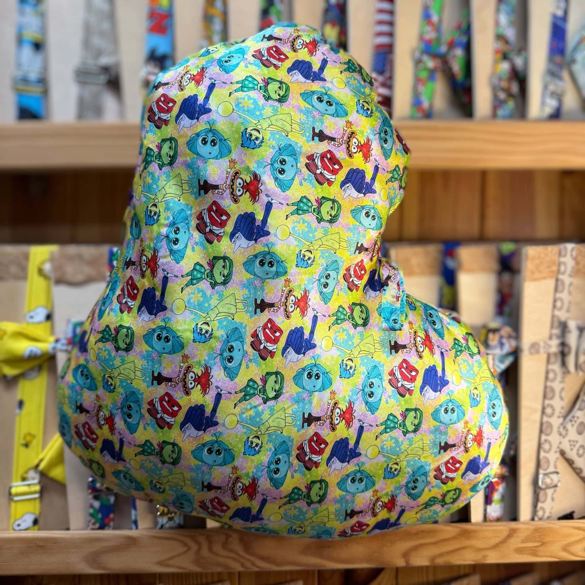 Sombrero infantil con personajes de dibujos animados, colorido y divertido, ideal para niños y fiestas infantiles.