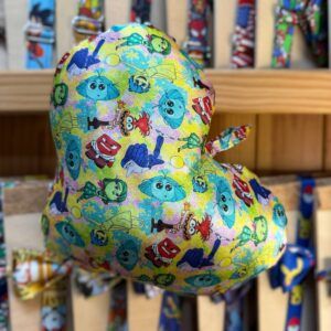 1. Gorra infantil con personajes de dibujos animados de Carmenatis, estilo colorido y divertido.
