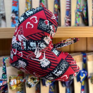 Barra de sombrero con diseño Betty Boop y personajes de cómic en colores vibrantes.