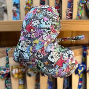Colorido gorro de tela con personajes de dibujos animados y cuentos infantiles, ideal para niños.
