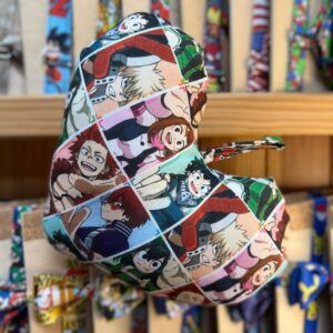 1. Fondo con personajes de anime en mochila infantil con diseño colorido y divertido.