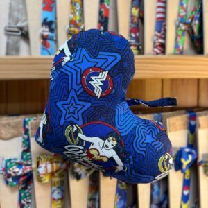 Colorido gorro de Batman y Wonder Woman, accesorios para niños, diseño divertido y original, tema superheroes.