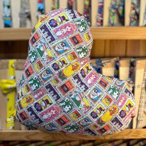 Tapa de sombrero con estampado de cómic y personajes de dibujos animados en colores vivos.