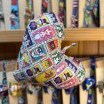Chapéu de técnicas divertidas y coloridas con personajes de dibujos animados y estampados llamativos.