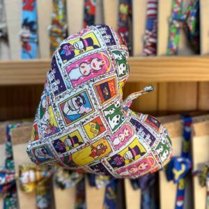 Chapéu de técnicas divertidas y coloridas con personajes de dibujos animados y estampados llamativos.