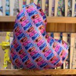 Originalidad en bolsos de diseño con personajes de dibujos animados y colores llamativos.