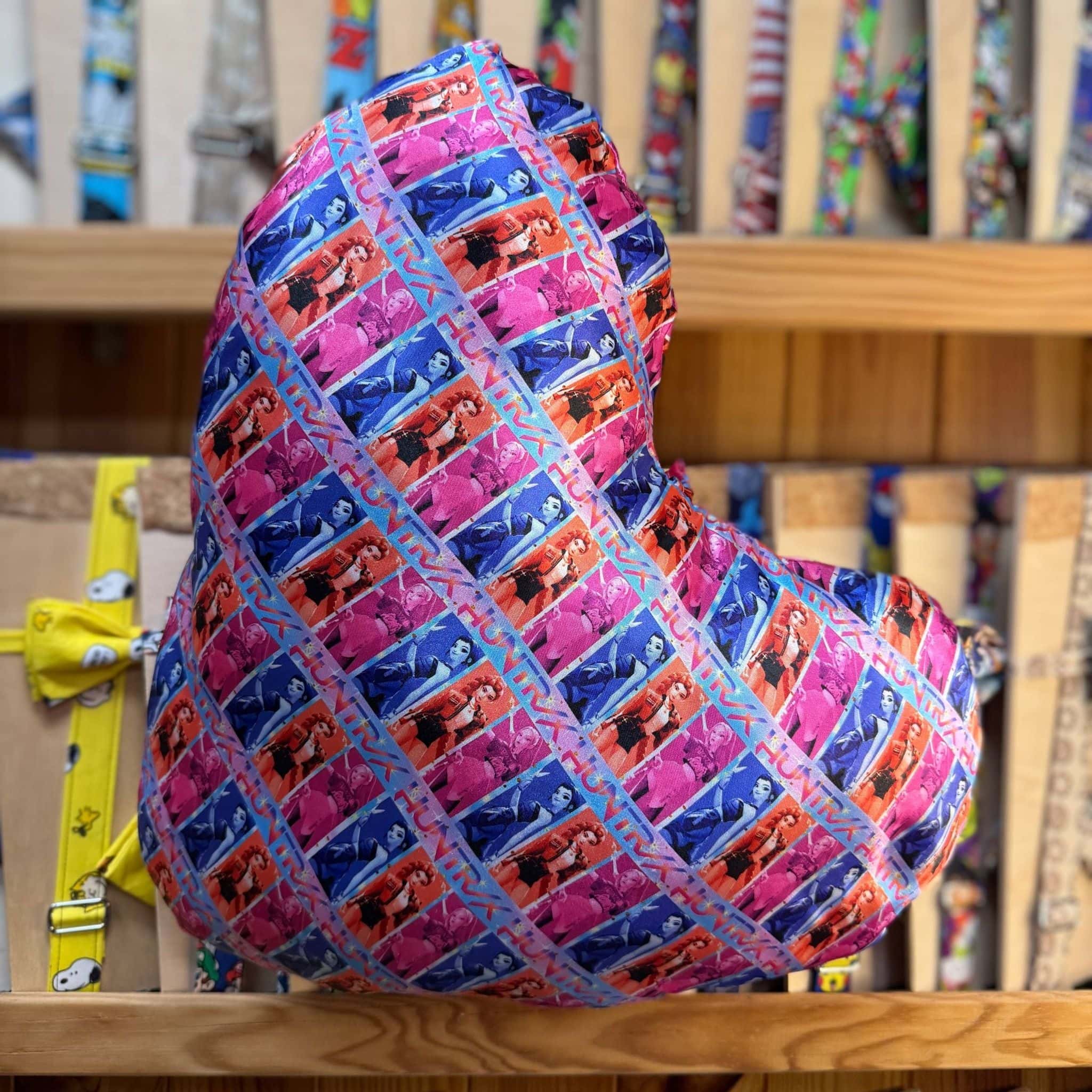 Originalidad en bolsos de diseño con personajes de dibujos animados y colores llamativos.