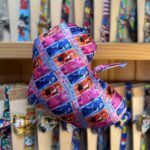 Colchón inflable infantil con diseño de personajes de dibujos animados, ideal para playa y piscina.