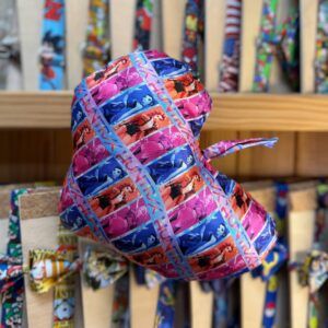 Colchón inflable infantil con diseño de personajes de dibujos animados, ideal para playa y piscina.
