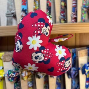 2. Sombrero infantil con diseño de Minnie Mouse y estampado de flores y corazones, perfecto para niños.