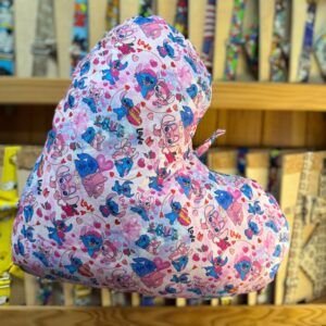Gorro infantil con estampado de personajes de Disney en tonos rosa y azul, ideal para niños y niñas.