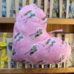 Duende de pañuelo rosa con personajes de la película “El joven manos de tijera” en diseño divertido y original.
