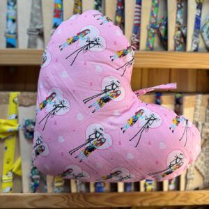 Duende de pañuelo rosa con personajes de la película “El joven manos de tijera” en diseño divertido y original.