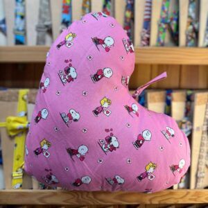 1. Gorra rosa con personajes de Peanuts y corazones, moda infantil divertida y colorida.