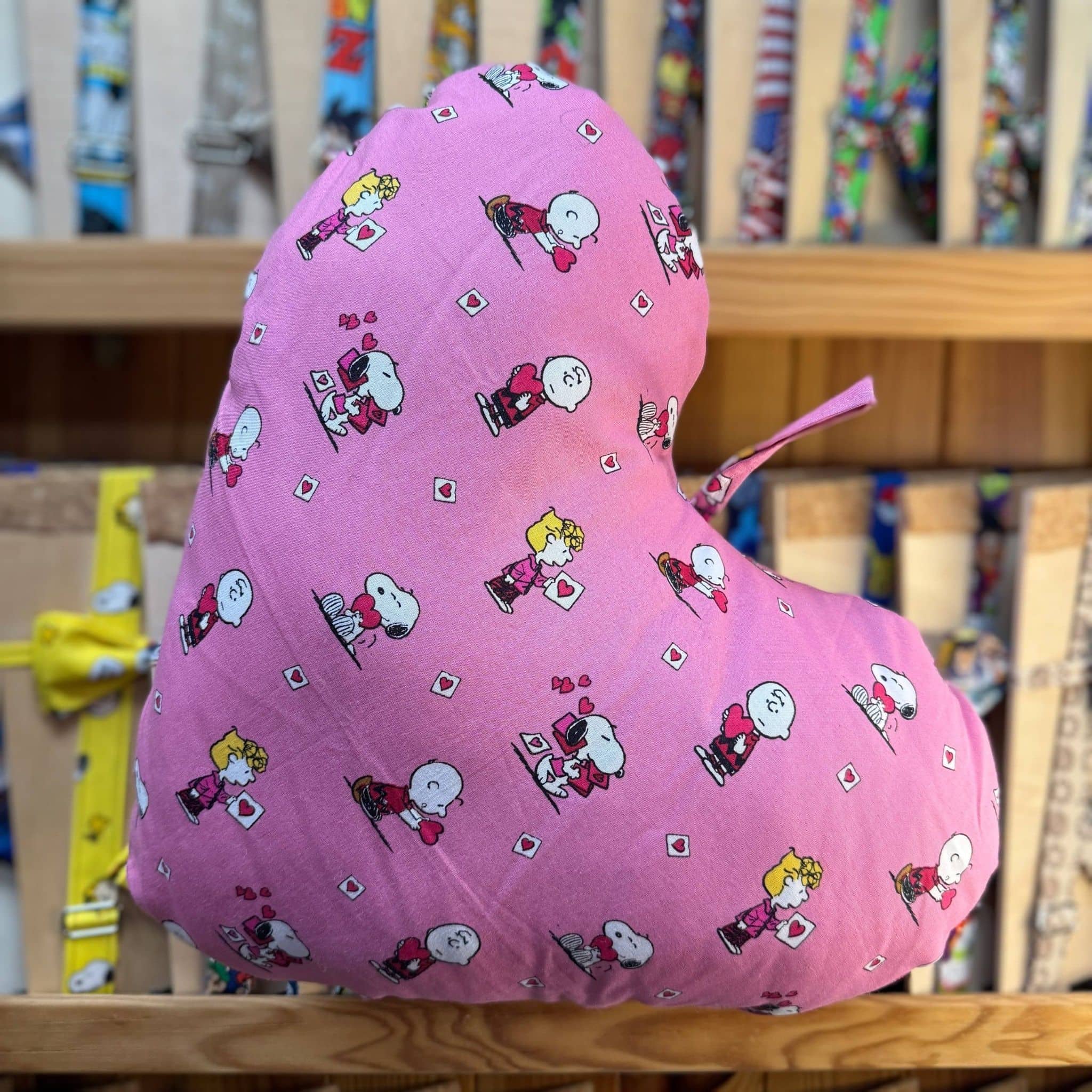 1. Gorra rosa con personajes de Peanuts y corazones, moda infantil divertida y colorida.