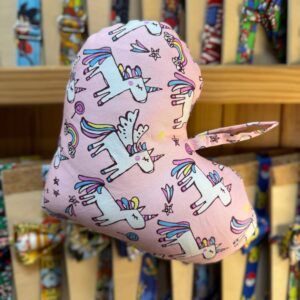 Un gorro infantil con diseño de unicornios en tonos pastel, ideal para bebés y niños.