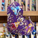 Chupete para bebé con diseño de princesas, color morado y detalles dorados, ideal para bebés y niños pequeños.