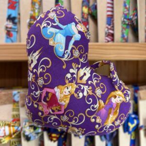 Chupete para bebé con diseño de princesas, color morado y detalles dorados, ideal para bebés y niños pequeños.
